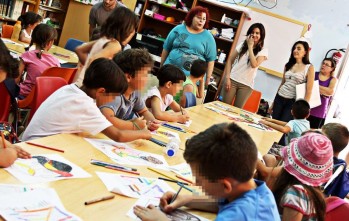 La mesa ISAE de Elda subvenciona el material escolar de 23 niños en situación de exclusión social