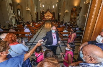 La iglesia se ha llenado y han repartido estampas de los Santos Patronos | J.C.