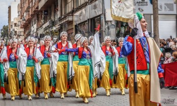 Los festeros han vuelto a conquistar las calles de Elda.