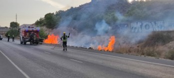 Los Bomberos tuvieron que apagar el fuego que quemó varios metros.