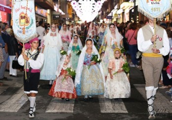 Los pequeños también portaron flores en honor a los Santos Patronos | Jesús Cruces.