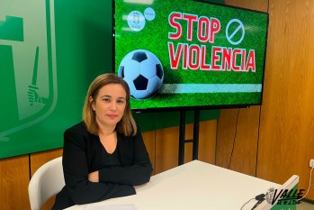 La edil de Deportes, Patricia Martínez, ha leído un comunicado mostrando el descontento por la situación. 