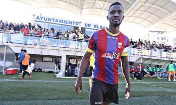 Cheikh, capitán del equipo, salió al campo entre un caluroso aplauso de la afición | Jesús Cruces.