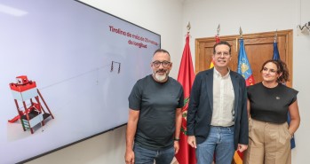 José Antonio Amat, concejal de Espacio Público de Elda; Rubén Alfaro, alcalde de Elda, y Raquel Fernández, directora del área de Inversiones / J. Cruces