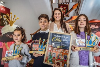 Los ganadores con la edil de Fiestas, Lorena Pedrero.