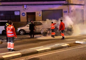 Cruz Roja y Policía Local ayudan a sofocar el incendio de un coche en Elda