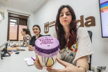 Las tapas se pueden llevar en la muñeca gracias a su goma. 