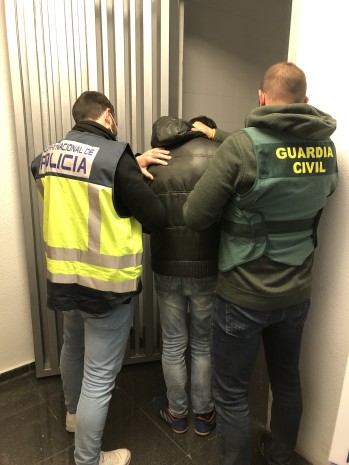 Los agentes con el detenido. 