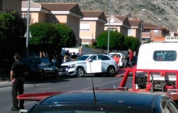 Aparatoso accidente en la calle La Mancha de Petrer