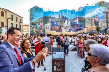 Rubén Alfaro y Pilar Bernabé inauguraron la plaza. 