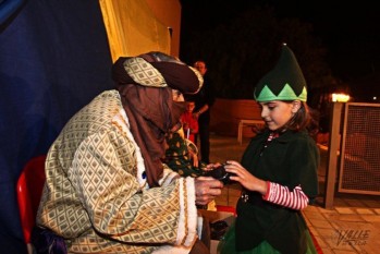 Los pequeños se mostraron ilusionados al dar las cartas a los pajes | Jesús Cruces.