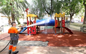 Hoy se ha realizado el baldeo en la zona de Marina Española | Jesús Cruces.