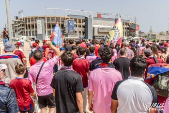Al fondo el Martínez Valero que albergó ayer a tres mil aficionados azulgranas | Nando Verdú.