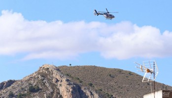 El helicóptero sobrevolando la zona de Bolón.