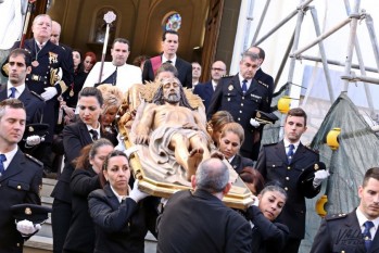 Las costaleras sacaron a hombros al Cristo Yacente para introducirlo en su urna | Jesús Cruces.