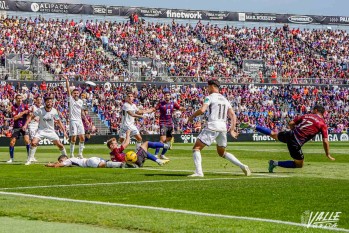 La defensa del Albacete no dio opciones para marcar al Deportivo | Nando Verdú.
