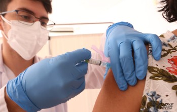 Imagen de archivo de la vacunación de la gripe en 2020 | J.C.