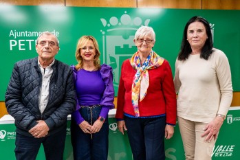 La edil de Paz y Solidaridad, Juani Ochoa, con algunos miembros de las ONG | Nando Verdú. 