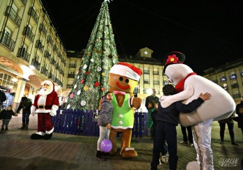 Los pequeños disfrutaron con el pasacalles de personajes navideños | Jesús Cruces.