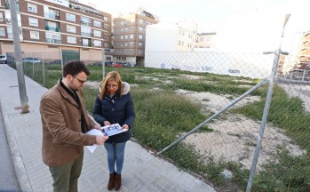 El solar se encuentra entre las calles Elche y Pintor Zurbarán y ocupa unos 3.000 metros cuadrados | Jesús Cruces.