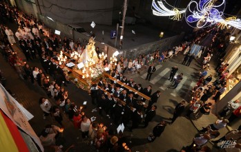 Por primera vez se lanzaron alabanzas a la Virgen durante el recorrido.