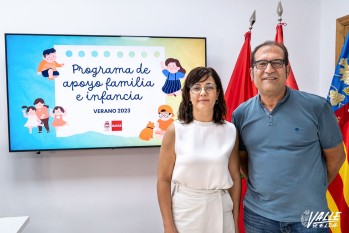 La directora del IMSSE, Marian Sánchez, y el edil de Servicios Sociales, David Guardiola, han presentado las ayudas en rueda de prensa | Nando Verdú. 
