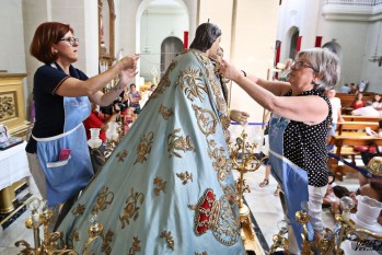 Imagen de las camareras mientras vestían a su patrona | Jesús Cruces.