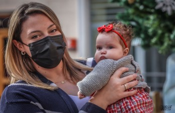 La pequeña Macarena junto a su madre Carmen | J.C.