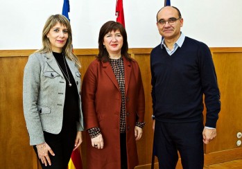 Rosario Navalón, en el centro, junto a Alvarado y el rector de la UA, Manuel Palomar.