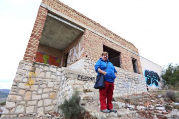 Rosa María presenció los hechos con 5 años y ha vuelto a la casa donde su padre asesinó a su madre | Jesús Cruces.