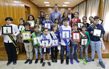 Los pequeños han recibido un obsequio de manos del alcalde y la edil de Fiestas | Jesús Cruces.