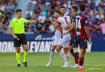 Sergio Ortuño ha sido expulsado con roja directa | LaLiga. 