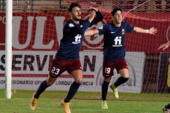 A la izquierda Julen Gutiérrez celebra el gol del triunfo junto a Albert Luque | Sergio Navarro.