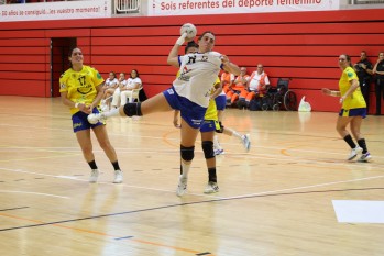La capitana Lucía García en una jugada | Vicen Muñoz. 
