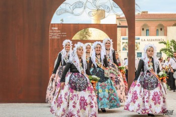 Las Falleras Mayores y sus Damas de Honor durante la ofrenda. 