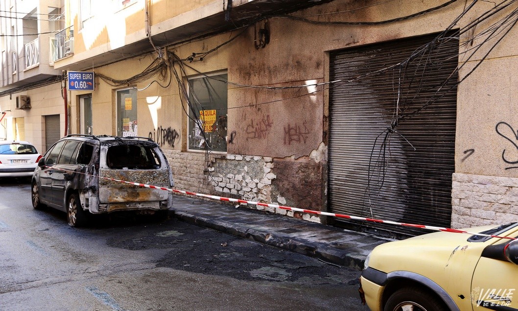 Incendio de tres contenedores y un vehículo en el centro de Elda Incendio de tres contenedores y un vehículo en el centro de Elda