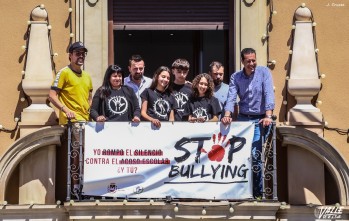 Se ha colocado una pancarta contra el acoso escolar en el balcón del Ayuntamiento de Elda | J.C.