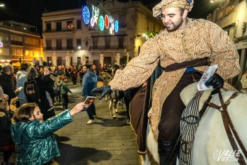 Los pequeños entregaron en mano las cartas al Paje Real | Nando Verdú.