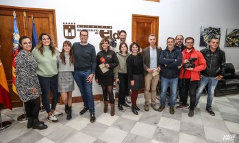 Foto de familia de Rubén Alfaro con los medios de comunicación que cubren Elda.