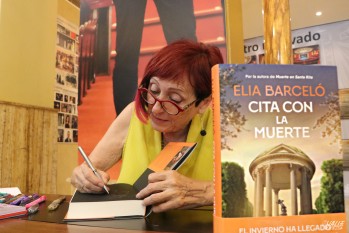 Elia Barceló durante la firma esta mañana | Marta Maestre.