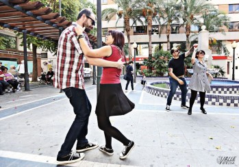 Los miembros del grupo bailan en espacios públicos para dar a conocer el Lindy hop | Jesús Cruces.