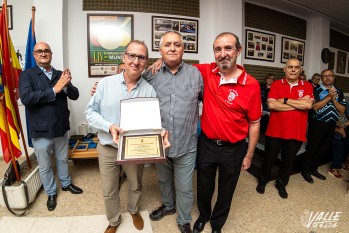 Los hijos de José Albert han recibido una placa en memoria de su padre | Nando Verdú. 