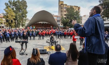 Los músicos de las comparsas han vuelto a anunciar la llegada de la Media Fiesta.