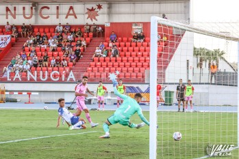 Imagen del amistoso sin goles entre el Tenerife y el Eldense jugado en La Nucía el pasado mes de agosto | J. Cruces.