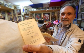 Pedro Poveda con un libro de Juan Sempere y Guarinos.