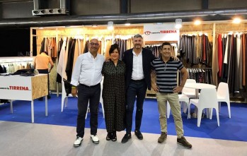 El dueño de la firma italiana Conceria Tirrena, Mario Giordani, junto a los agentes españoles Claudio Rutili y Vicente Esteve, y la diseñadora Rachele Rotili.