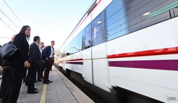 El alcalde, Rubén Alfaro, y su equipo de gobierno momentos antes de subir al tren | Jesús Cruces.