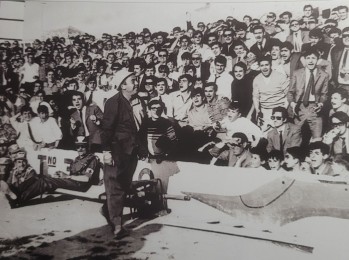 El Tope con los aficionados en el fondo sur del antiguo Pepico Amat. (Año 1968) | Carlson.