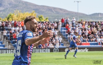 Diego González celebra la última victoria del Eldense en casa ante el Nástic de Tarragona | J.C.