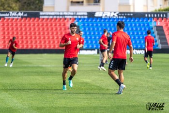 Sergio Ortuño durante un entrenamiento del CD Eldense | Nando Verdú. 